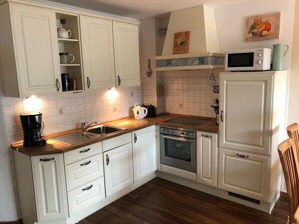 Fridge, microwave, oven, stovetop - Apartment M30 - 2-room apartment for 4 persons on the 1st floor left (Graal-Müritz)