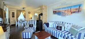 TV - Vacation apartment W17.0.N - 3-room apartment for 4 pers. on the ground floor, WLAN, close to the beach (Graal-Müritz)