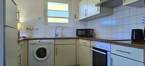 Een koelkast, een microgolfoven, een oven, een vaatwasser