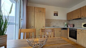 Una cucina con mobili in legno, un forno a microonde e una macchina per il caffè.