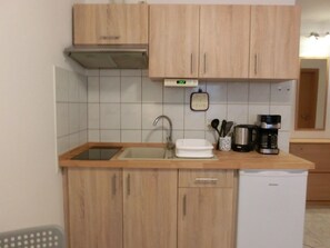 Kühlschrank, Mikrowelle, Herdplatte, Wasserkocher mit Kaffee-/Teezubehör
