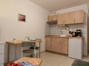 Kühlschrank, Mikrowelle, Herdplatte, Wasserkocher mit Kaffee-/Teezubehör