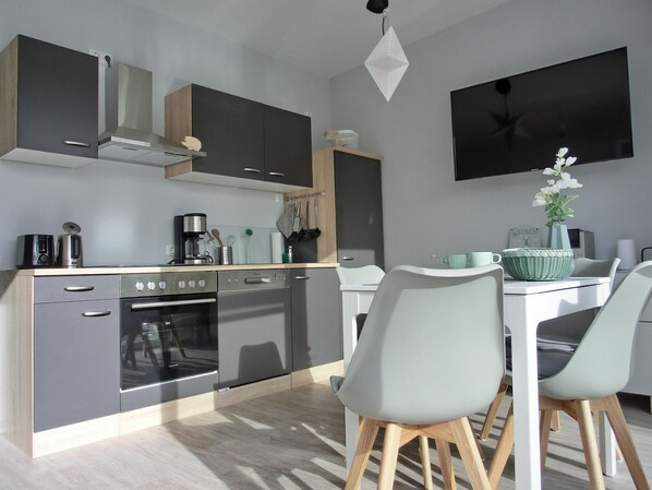 Réfrigérateur, un four, lave-vaisselle