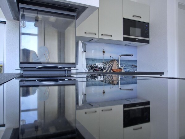 Kühlschrank, Mikrowelle, Ofen, Herdplatte