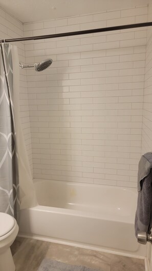 Deluxe Studio Suite | Bathroom | Combined shower/bathtub, hair dryer, towels - The Kings Retreat (Atlanta)