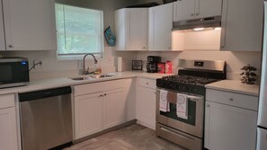 Microwave, cookware/dishes/utensils