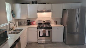 Microwave, cookware/dishes/utensils