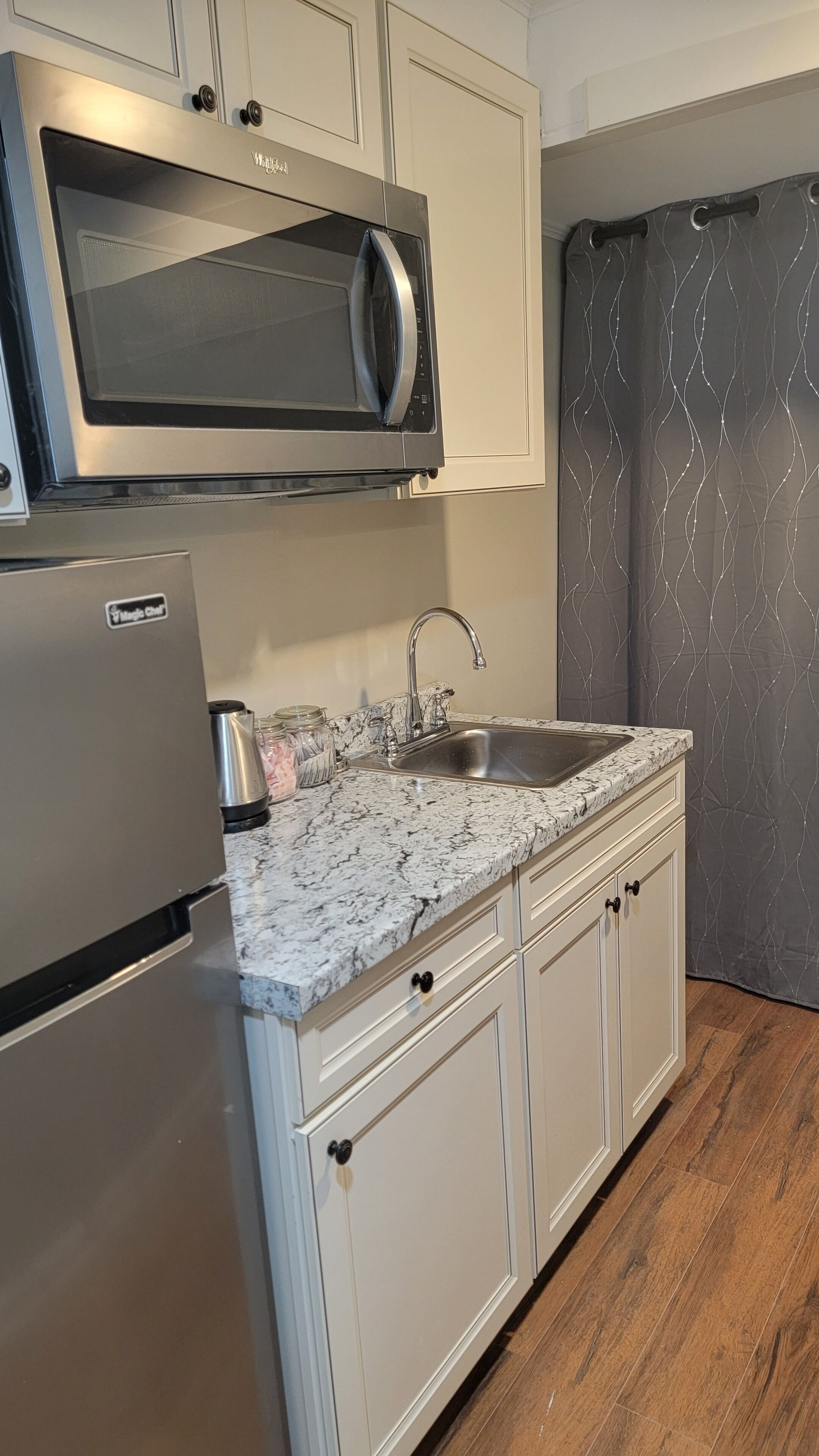 Luxury Studio Suite | Private kitchen | Microwave, cookware/dishes/utensils