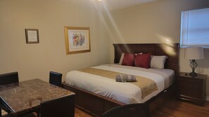 Egyptian cotton sheets, premium bedding, down duvets, memory-foam beds - The Kings Retreat (Atlanta)