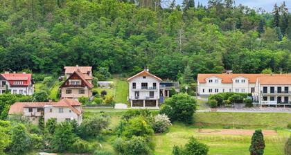 Nice apartment for 5 people with WIFI, pool, TV, patio and pets allowed