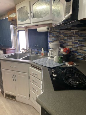 Jääkaappi, mikroaaltouuni, liesi, kahvin-/teenkeitin