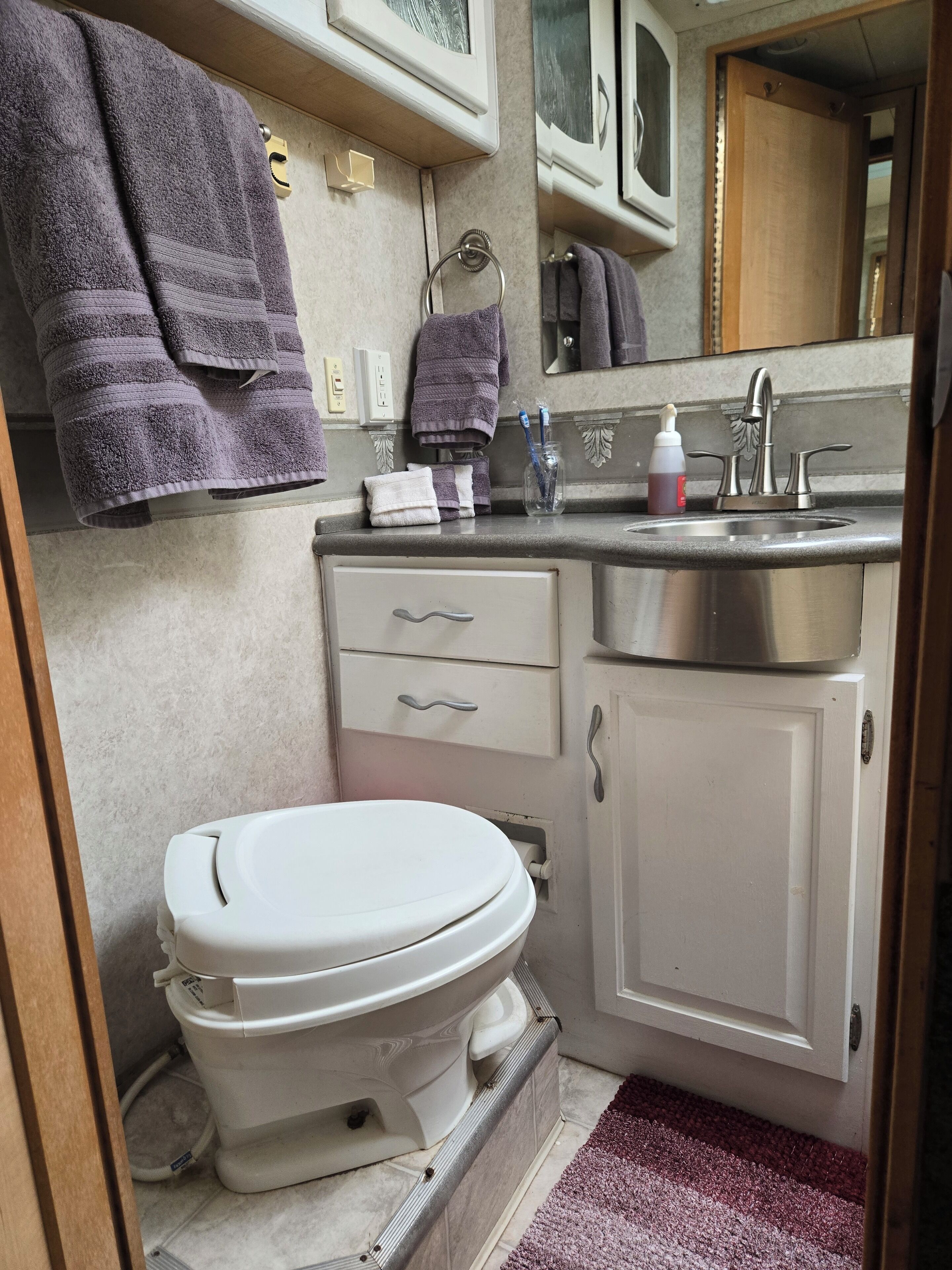 Douche, serviettes fournies, savon, shampoing