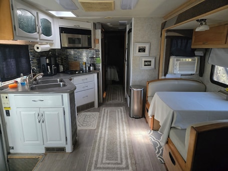 1 室のベッドルーム、WiFi、ベッドシーツ. Cozy 38 foot RV minutes from Lake Ivie with boat parking/plug
