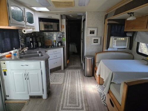 Cozy 38 foot RV minutes from Lake Ivie with boat parking/plug