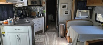 Cozy 38 foot RV minutes from Lake Ivie with boat parking/plug