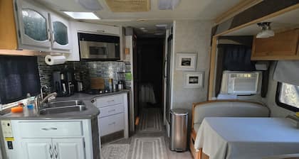 Cozy 38 foot RV minutes from Lake Ivie with boat parking/plug