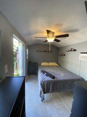 1 habitación, tabla de planchar con plancha, wifi gratis y ropa de cama