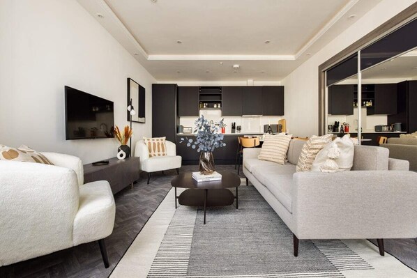 Apartamento (1 Bedroom) | Área de estar | TV 37 polegadas com canais a cabo