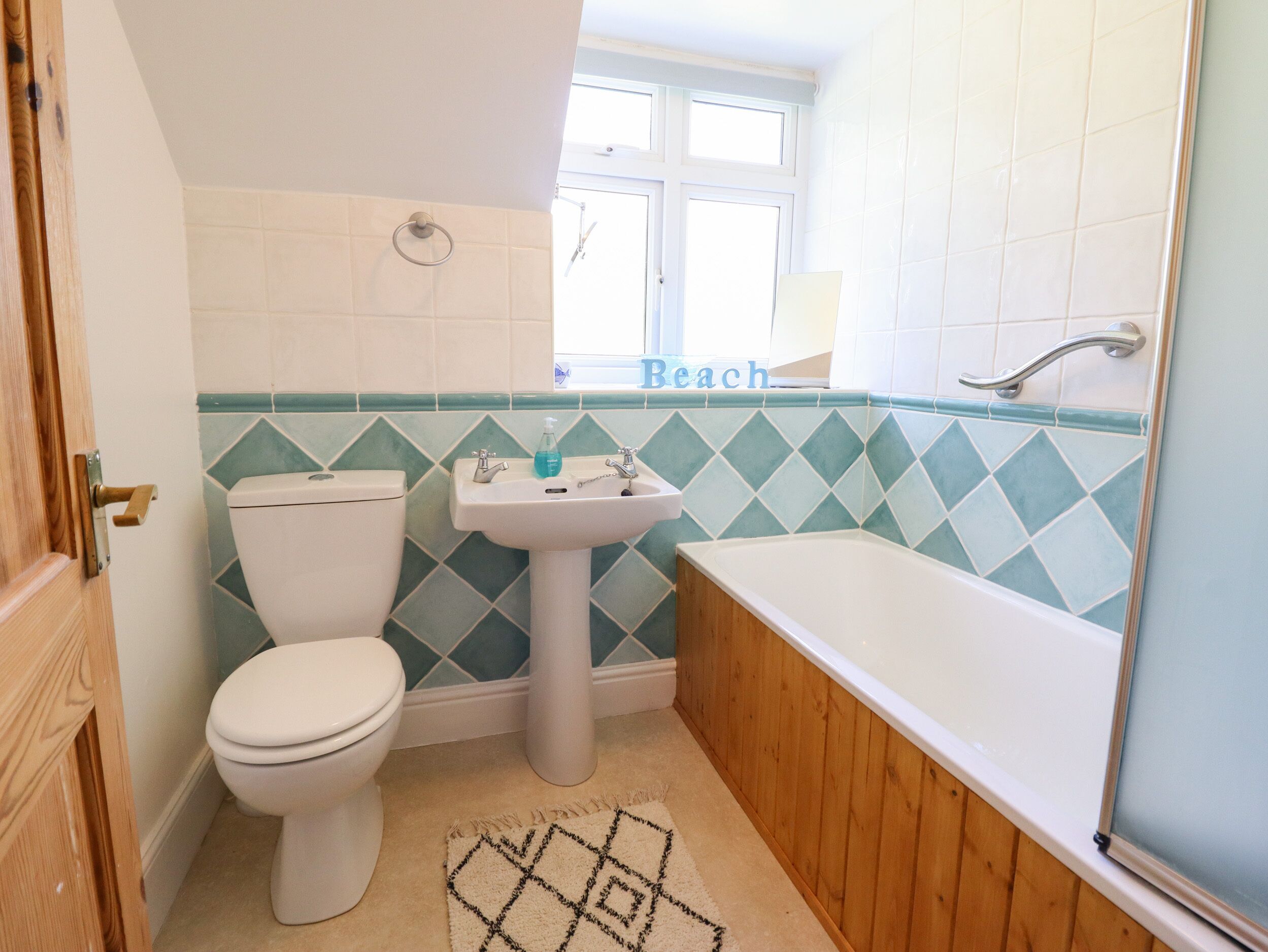 Un baño con inodoro, lavamanos y bañera.