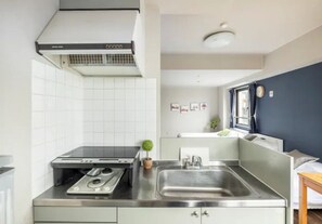 Kjøleskap, mikrobølgeovn, kokeplater og kjøkkenutstyr