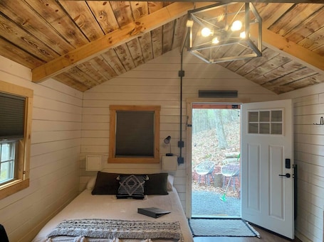 1 bedroom, travel crib, WiFi, bed sheets. Shawnee Tiny Cabin near Ferne Clyffe with Hot Tub