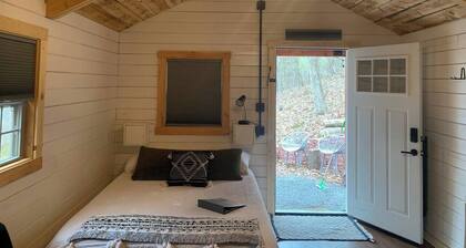 Shawnee Tiny Cabin near Ferne Clyffe with Hot Tub