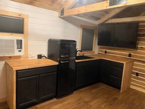 Kühlschrank, Mikrowelle, Herdplatte, Wasserkocher mit Kaffee-/Teezubehör