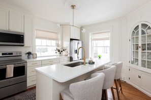 Unclassified image, 4 of 45, button