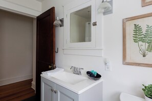 Unclassified image, 3 of 45, button - Modernized & Enchanting 1920s Gem (Leacock-Leola-Bareville)