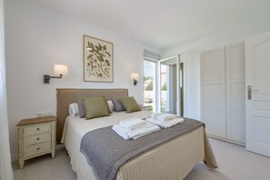 5 bedrooms, iron/ironing board, WiFi, bed sheets