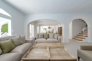 Smart-tv en een tafeltennistafel