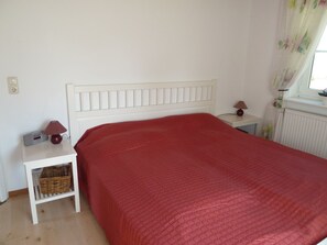 2 bedrooms, desk, WiFi