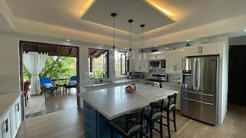 Jääkaappi, mikroaaltouuni, uuni, liesi