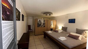 3 bedrooms, iron/ironing board, WiFi, bed sheets