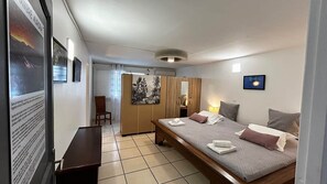 3 bedrooms, iron/ironing board, WiFi, bed sheets
