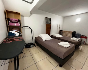 3 habitaciones, tabla de planchar con plancha, wifi y ropa de cama