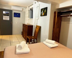3 chambres, fer et planche à repasser, Wi-Fi, draps fournis
