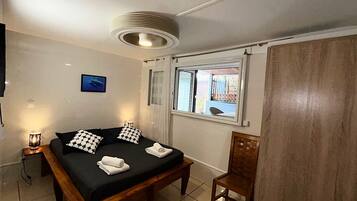 3 habitaciones, tabla de planchar con plancha, cuna de viaje y internet