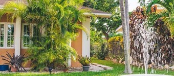 COCONUT PALM HIDEAWAY-QUEEN