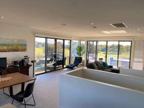 Interior - Great Location and views of the famous The Sands Golf Course- 5min walk to beach (Torquay)