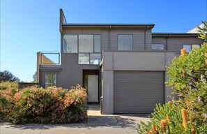 Exterior - Great Location and views of the famous The Sands Golf Course- 5min walk to beach (Torquay)