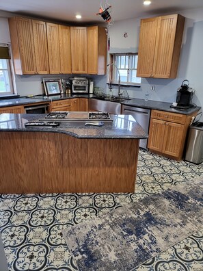 Kjøleskap, mikrobølgeovn, ovn og kokeplater