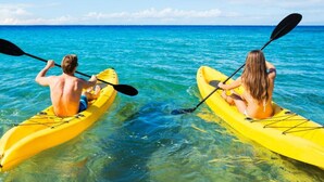 Two people kayaking on a clear blue sea. - Spacious 2 bedroom just a 2 min walk to the beach! Pet Friendly. Pool (Myrtle Beach)