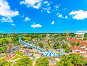 Un grand parc d’attractions proposant de nombreuses attractions et une grande roue.