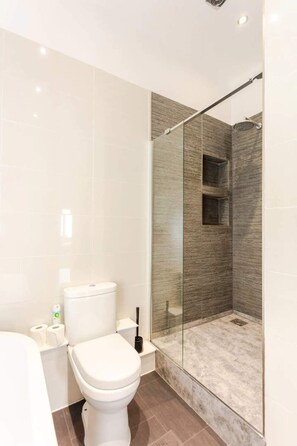 Eenvoudig appartement, Meerdere bedden | Badkamer | Handdoeken, zeep, shampoo, toiletpapier