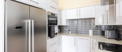 Basic Apartment, Multiple Beds | Private kitchen