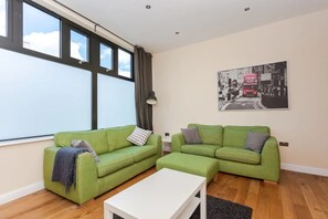 Basic-Apartment, Mehrere Betten | Wohnzimmer