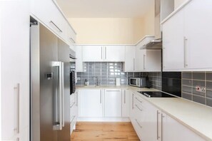 Basic-Apartment, Mehrere Betten | Eigene Küche | Kühlschrank, Mikrowelle, Ofen, Herdplatte