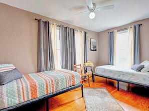 4 slaapkamers, een strijkplank/strijkijzer, reisbedje, gratis wifi