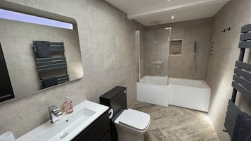 House | 2 bedrooms, iron/ironing board, free WiFi, bed sheets